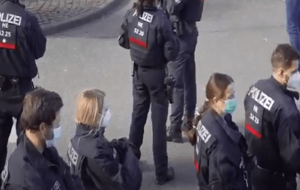 POLICAJCI PENDRECIMA I SUZAVCEM PO DEMONSTRANTIMA: U Nemačkoj došlo do sukoba tokom protesta protiv epidemioloških mera (FOTO+VIDEO)